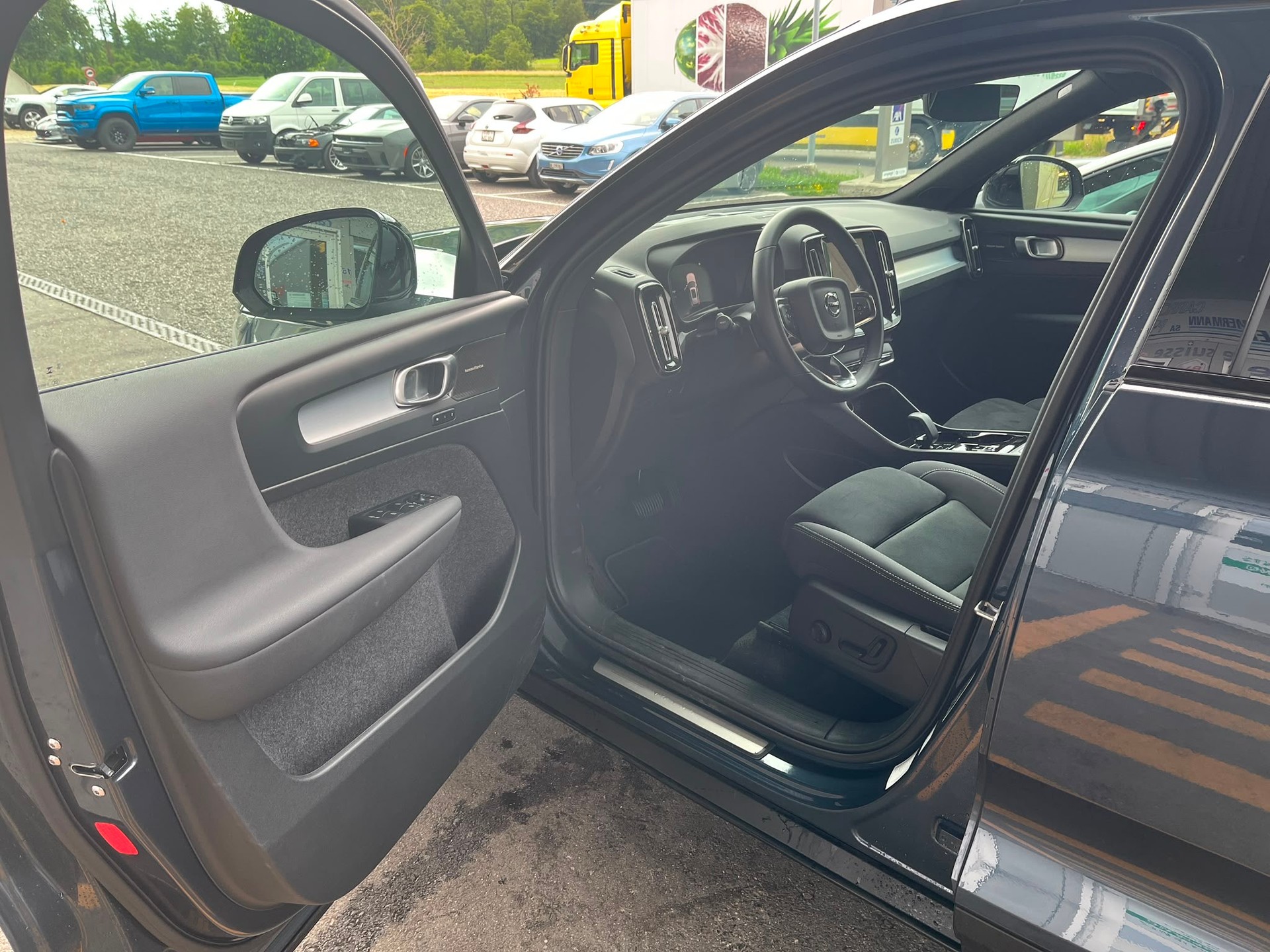 VOLVO XC40 B4 BENZIN MILD HYBRID "ULTRA BLACK EDITION" DCT CH WAGEN.-image-25
