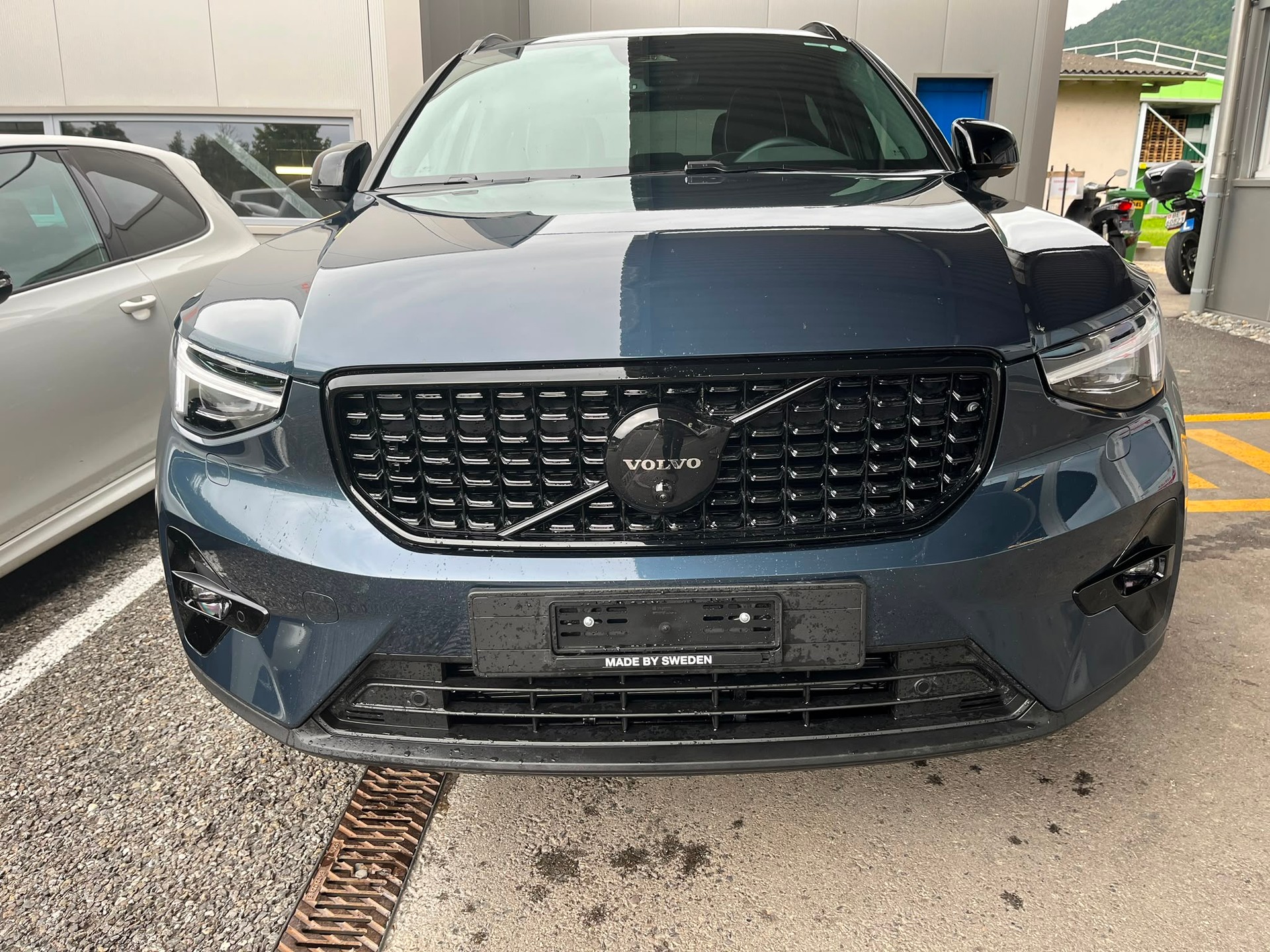 VOLVO XC40 B4 BENZIN MILD HYBRID "ULTRA BLACK EDITION" DCT CH WAGEN.-image-23