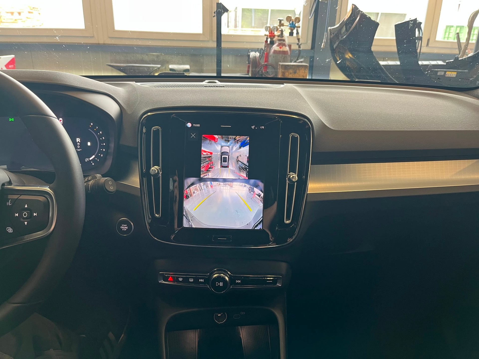VOLVO XC40 B4 BENZIN MILD HYBRID "ULTRA BLACK EDITION" DCT CH WAGEN.-image-30
