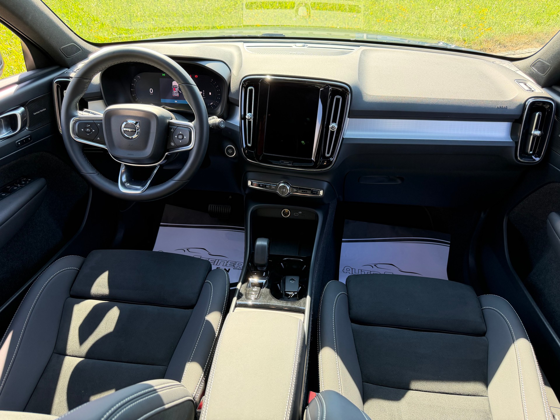 VOLVO XC40 B4 BENZIN MILD HYBRID "ULTRA BLACK EDITION" DCT CH WAGEN.-image-4