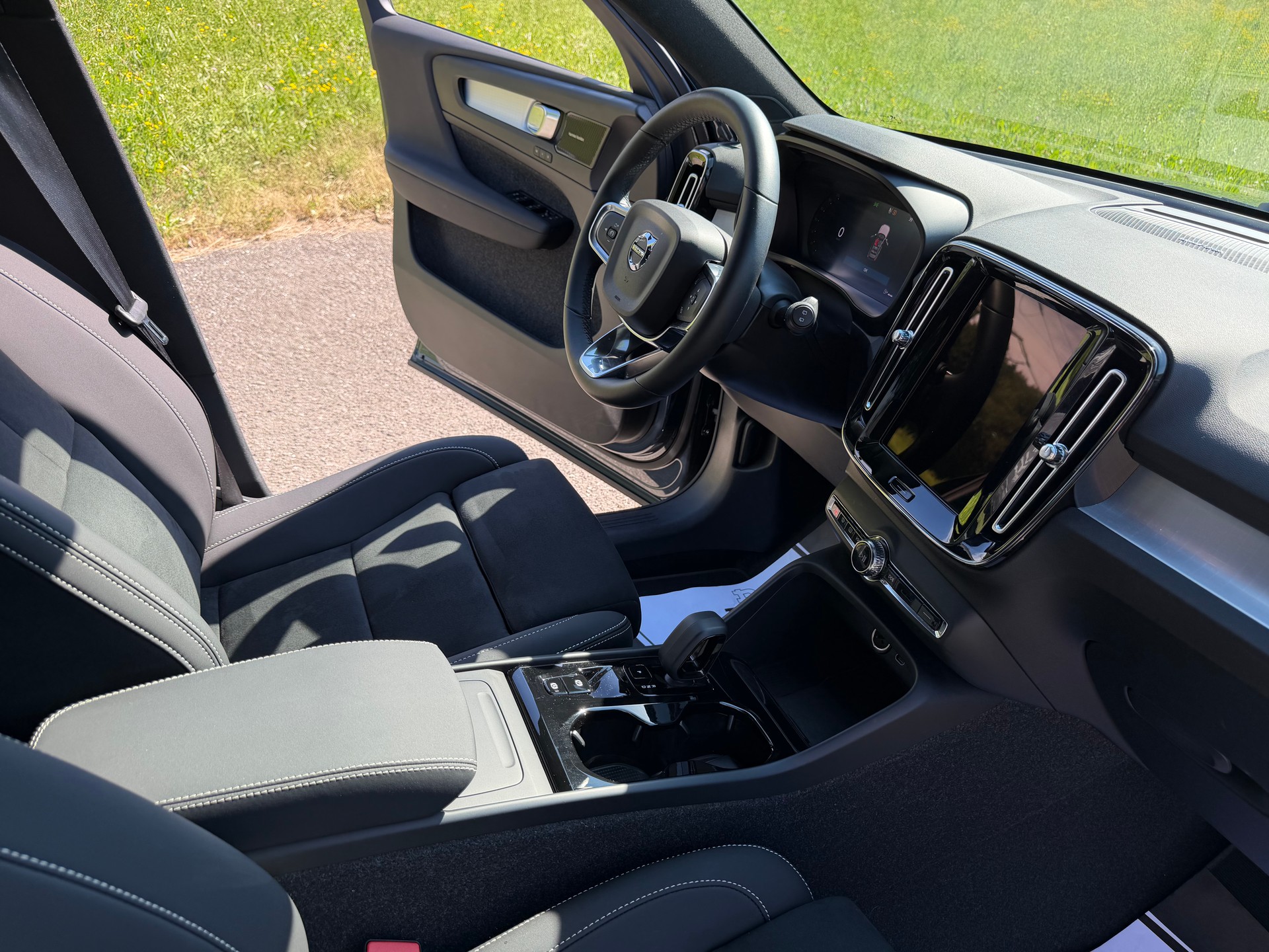 VOLVO XC40 B4 BENZIN MILD HYBRID "ULTRA BLACK EDITION" DCT CH WAGEN.-image-20