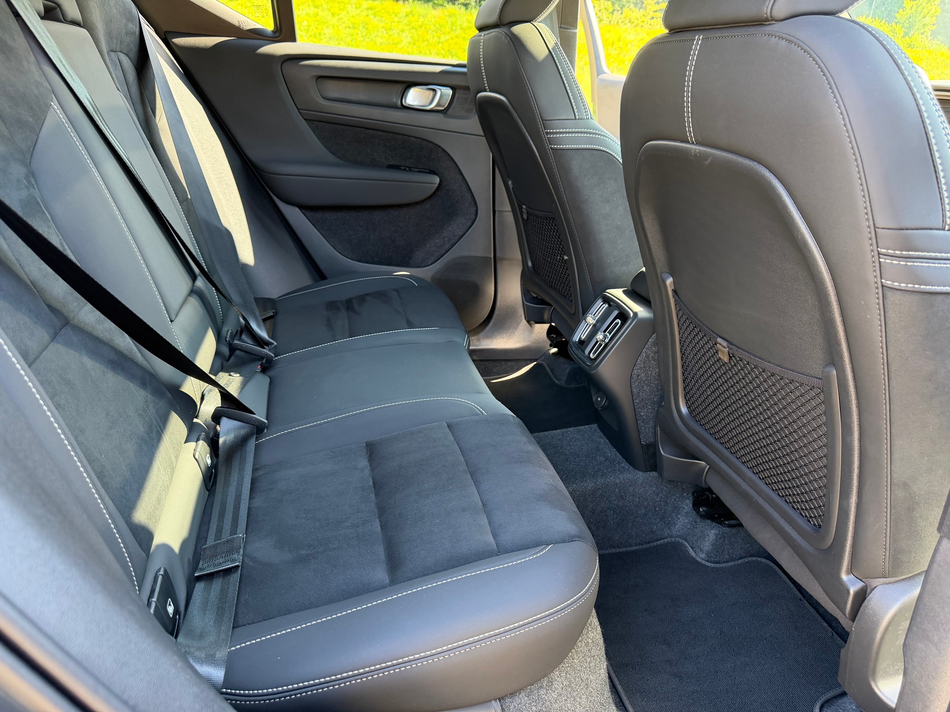 VOLVO XC40 B4 BENZIN MILD HYBRID "ULTRA BLACK EDITION" DCT CH WAGEN.-image-5