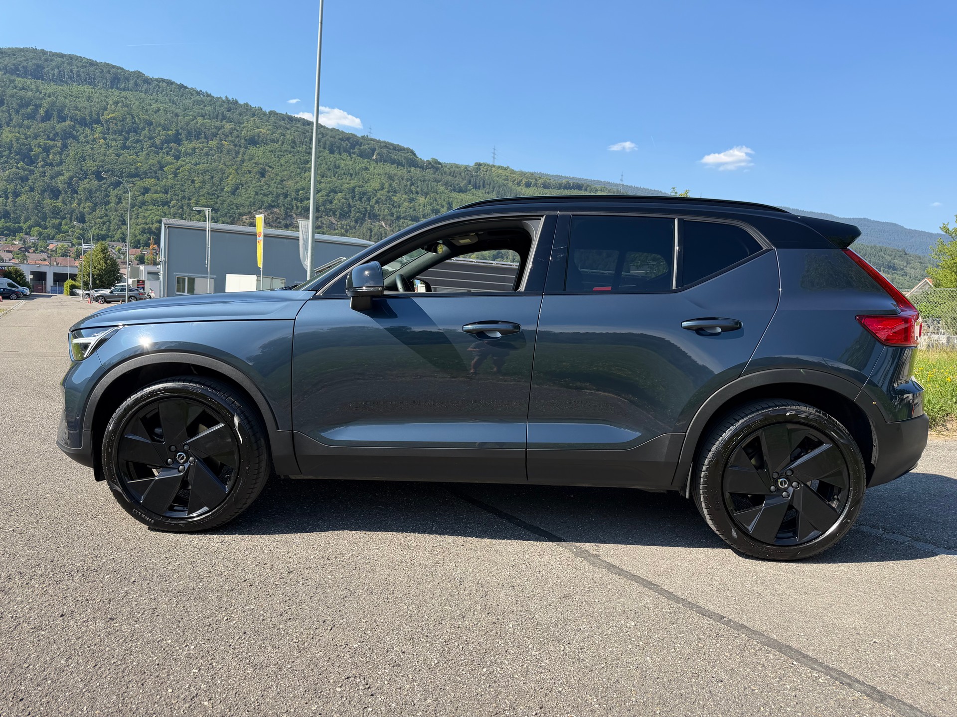 VOLVO XC40 B4 BENZIN MILD HYBRID "ULTRA BLACK EDITION" DCT CH WAGEN.-image-11