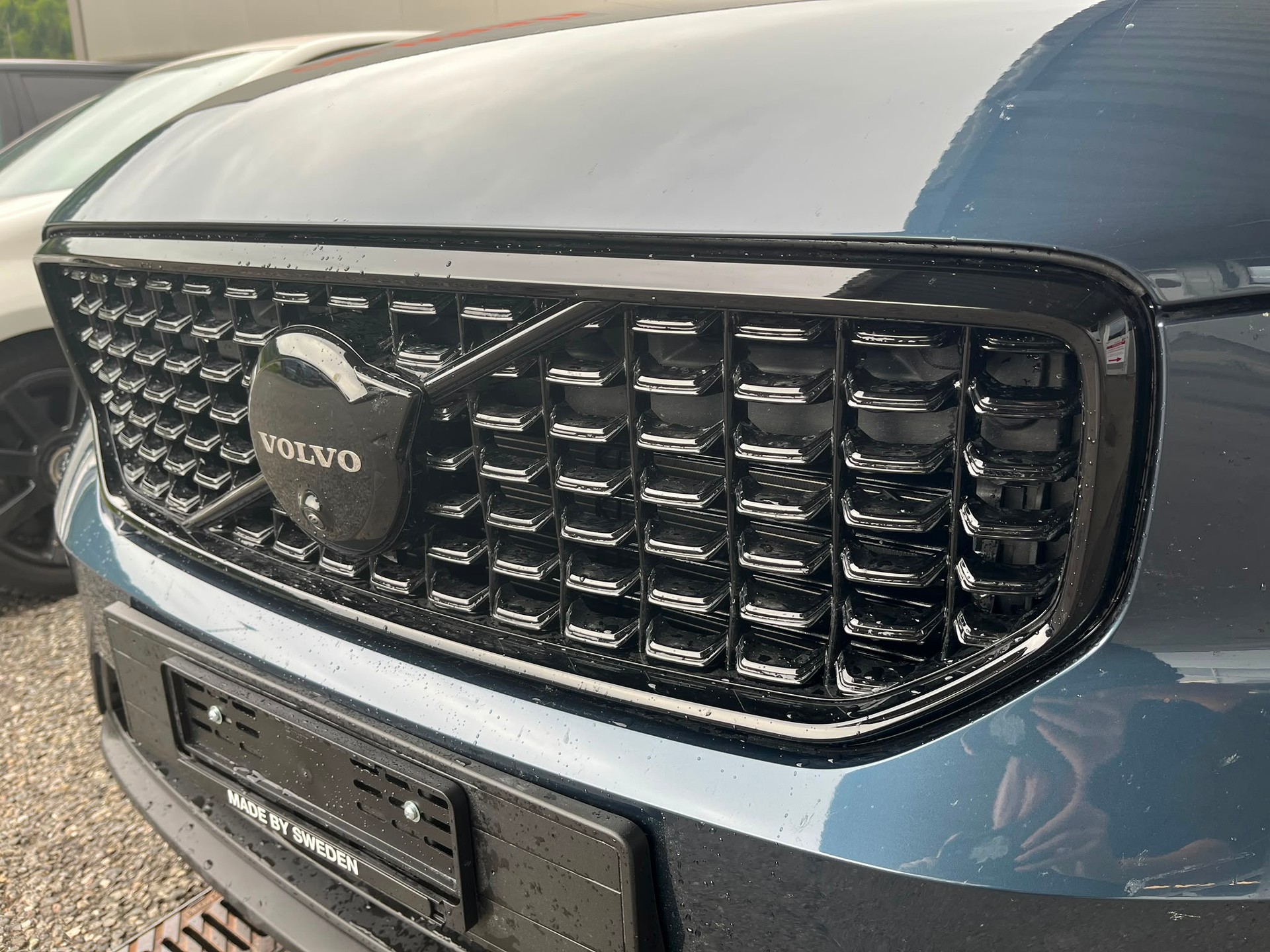 VOLVO XC40 B4 BENZIN MILD HYBRID "ULTRA BLACK EDITION" DCT CH WAGEN.-image-2