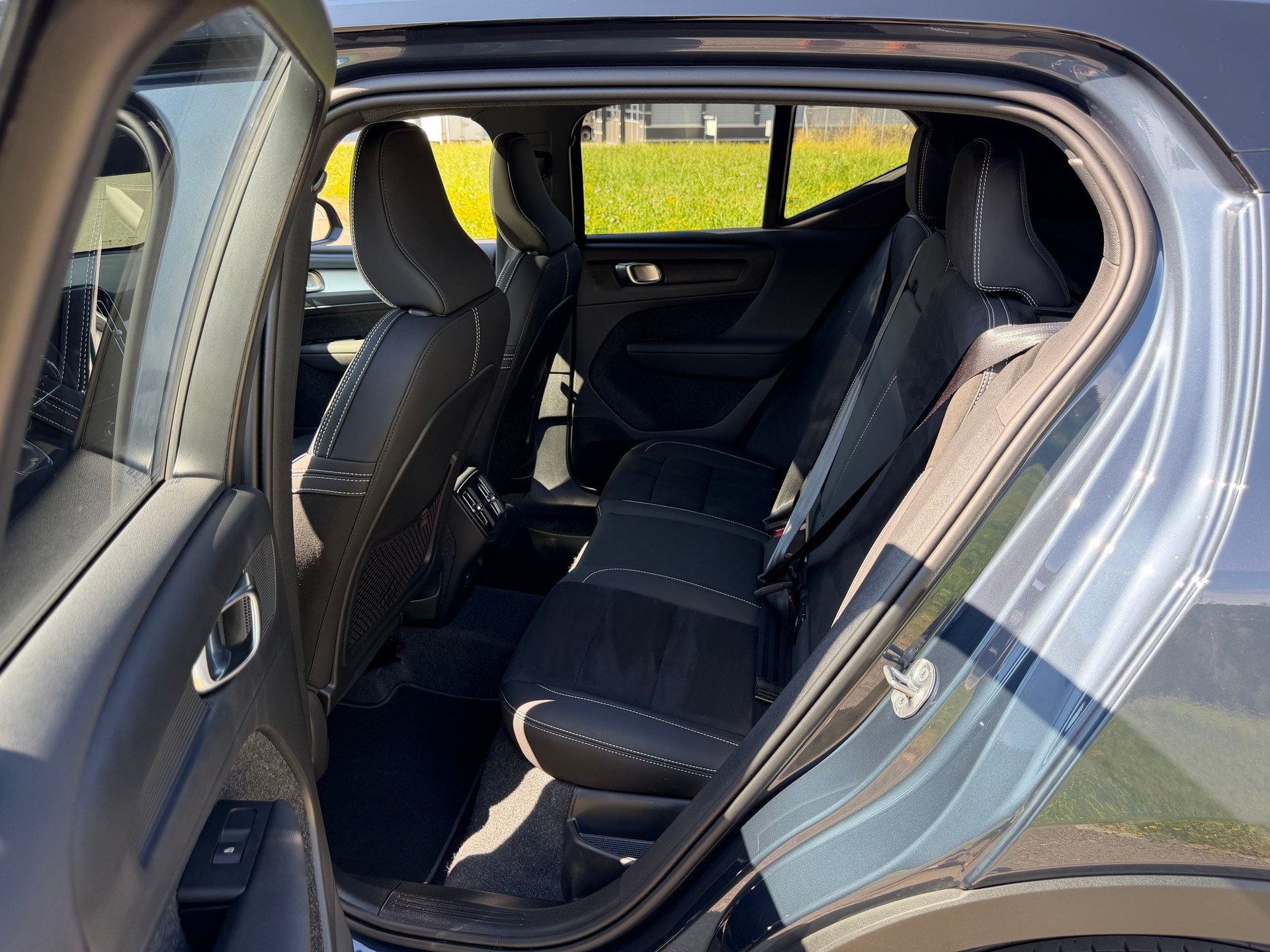 VOLVO XC40 B4 BENZIN MILD HYBRID "ULTRA BLACK EDITION" DCT CH WAGEN.-image-38