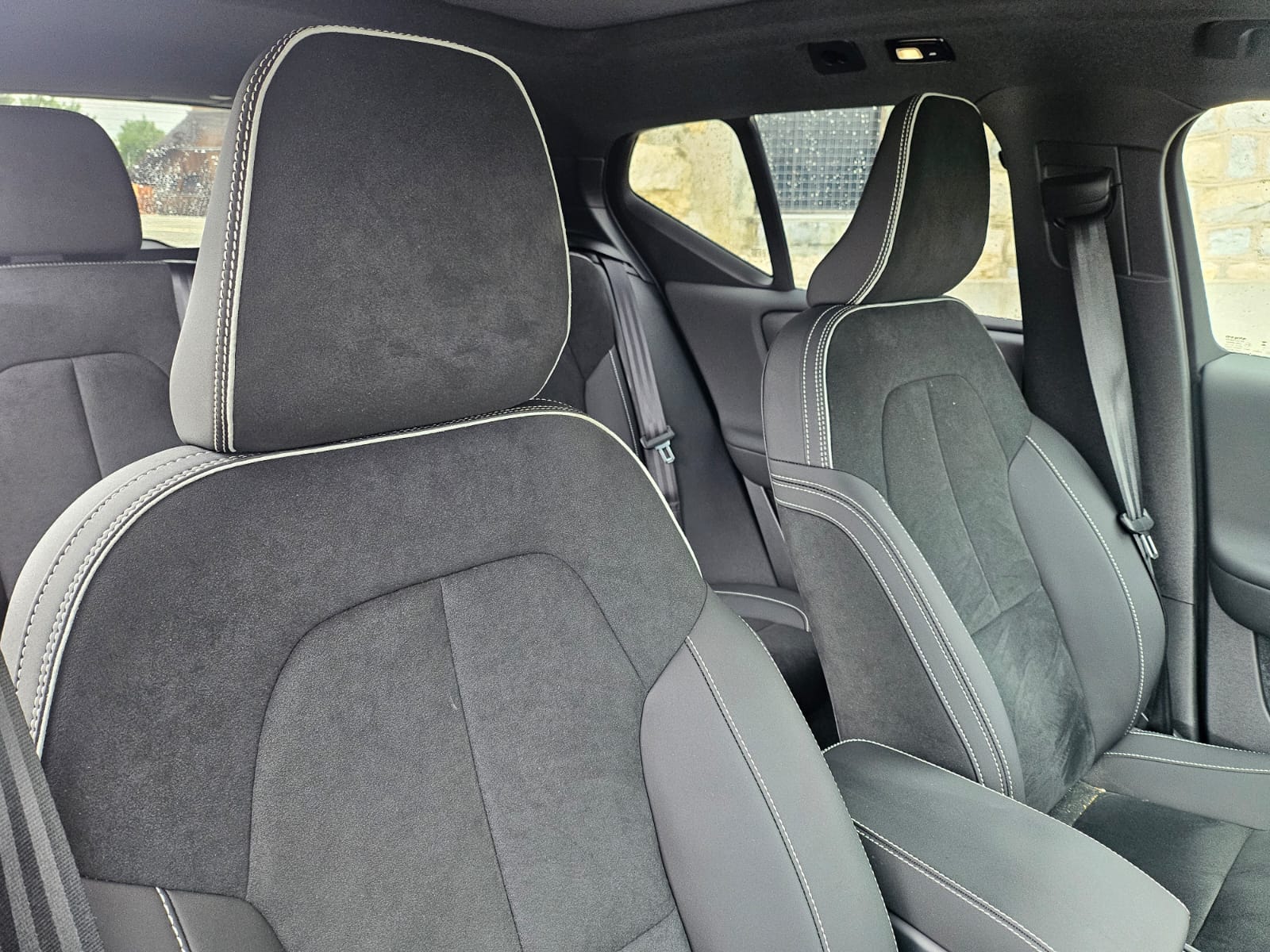 VOLVO XC40 B4 BENZIN MILD HYBRID "ULTRA BLACK EDITION" DCT CH WAGEN.-image-4
