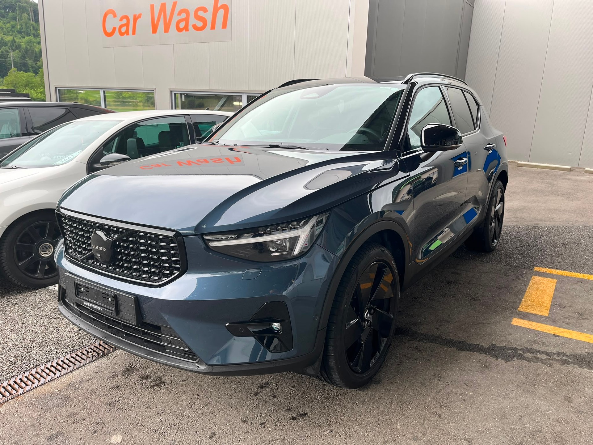 VOLVO XC40 B4 BENZIN MILD HYBRID "ULTRA BLACK EDITION" DCT CH WAGEN.-image-0