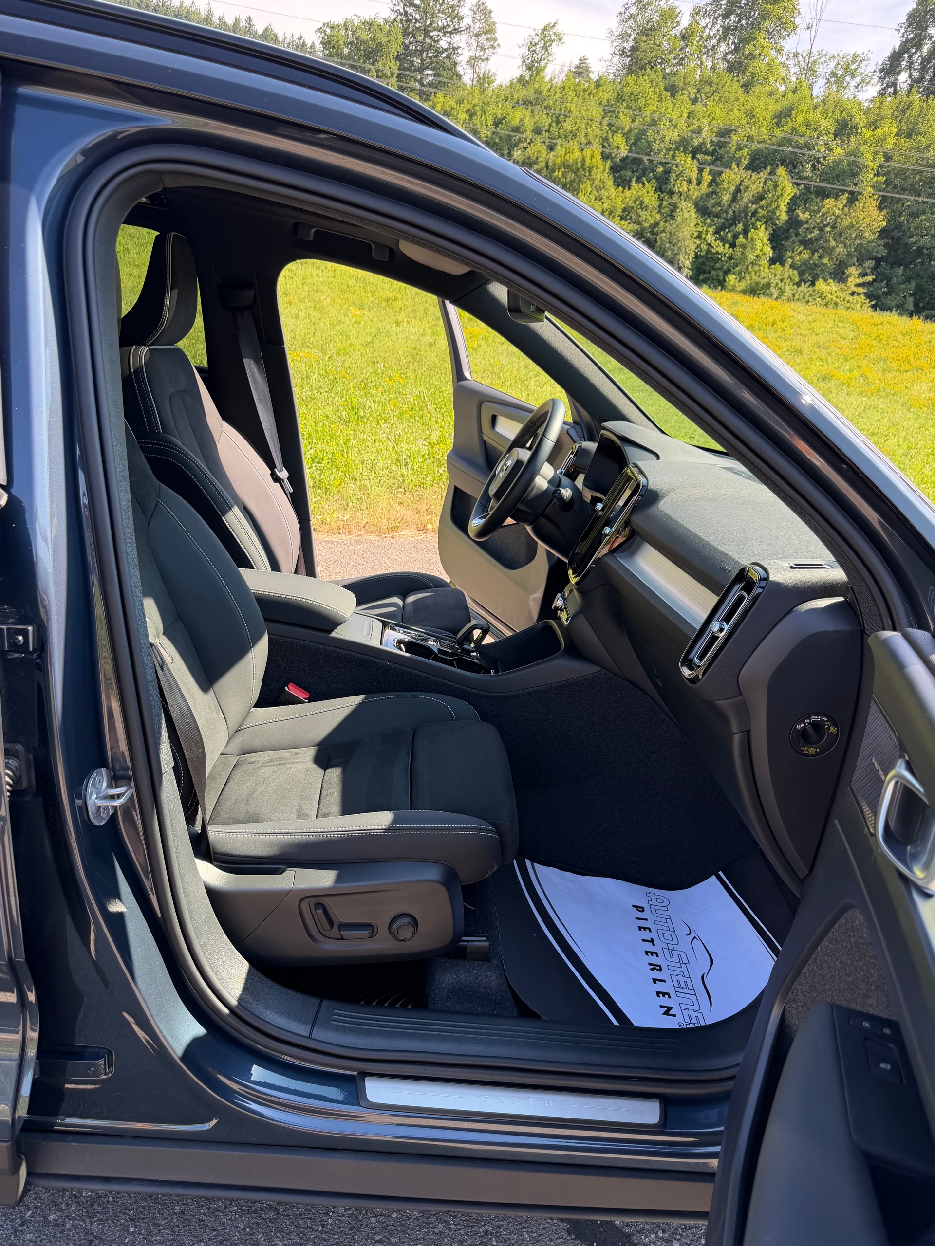 VOLVO XC40 B4 BENZIN MILD HYBRID "ULTRA BLACK EDITION" DCT CH WAGEN.-image-34