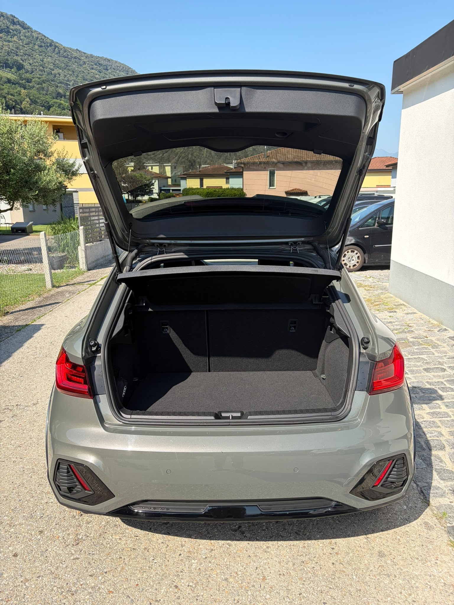 AUDI A1 allstreet 30 TFSI S-tronic S-Line-image-11