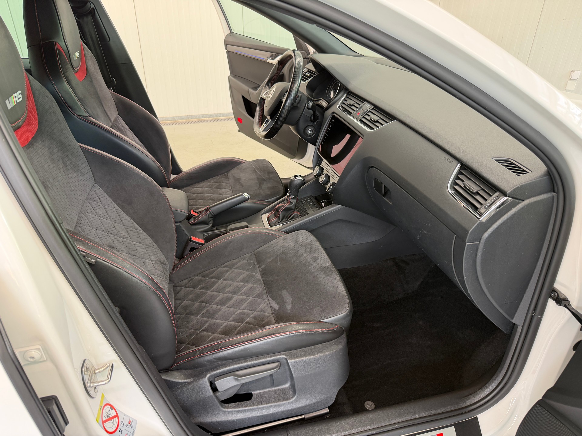 SKODA Octavia Combi 2.0 TDI RS 4x4 DSG-image-16