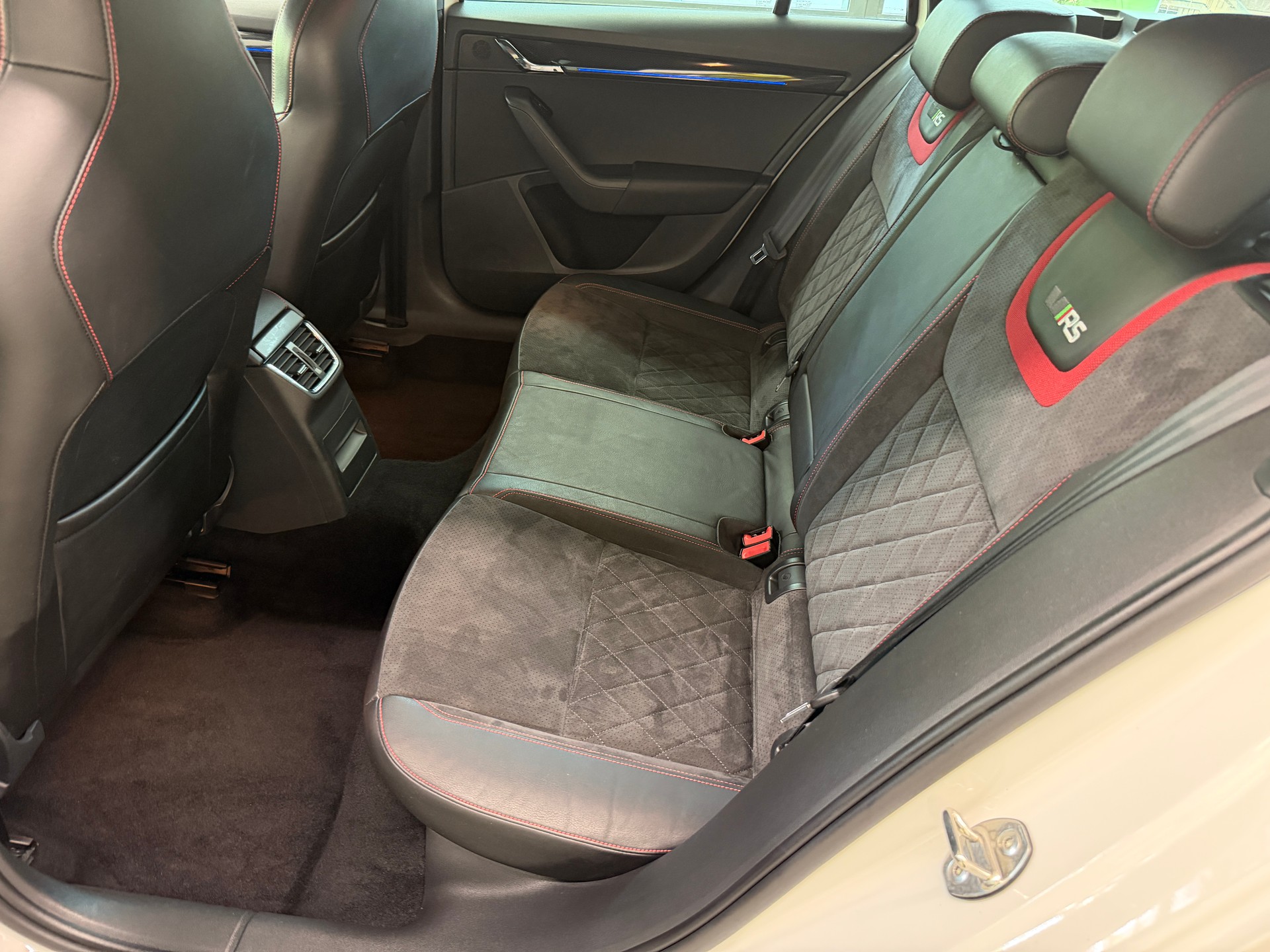 SKODA Octavia Combi 2.0 TDI RS 4x4 DSG-image-12