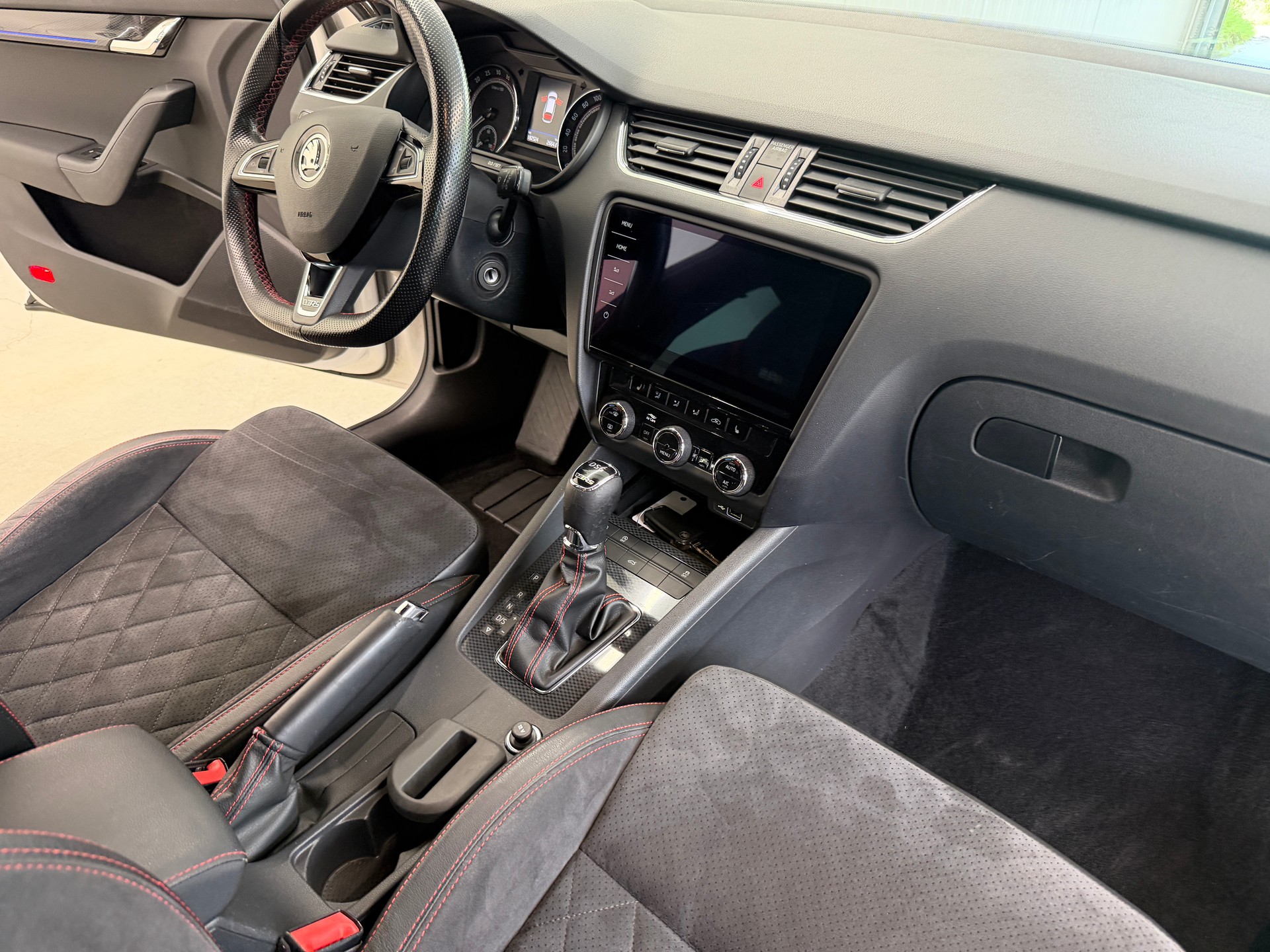 SKODA Octavia Combi 2.0 TDI RS 4x4 DSG-image-18