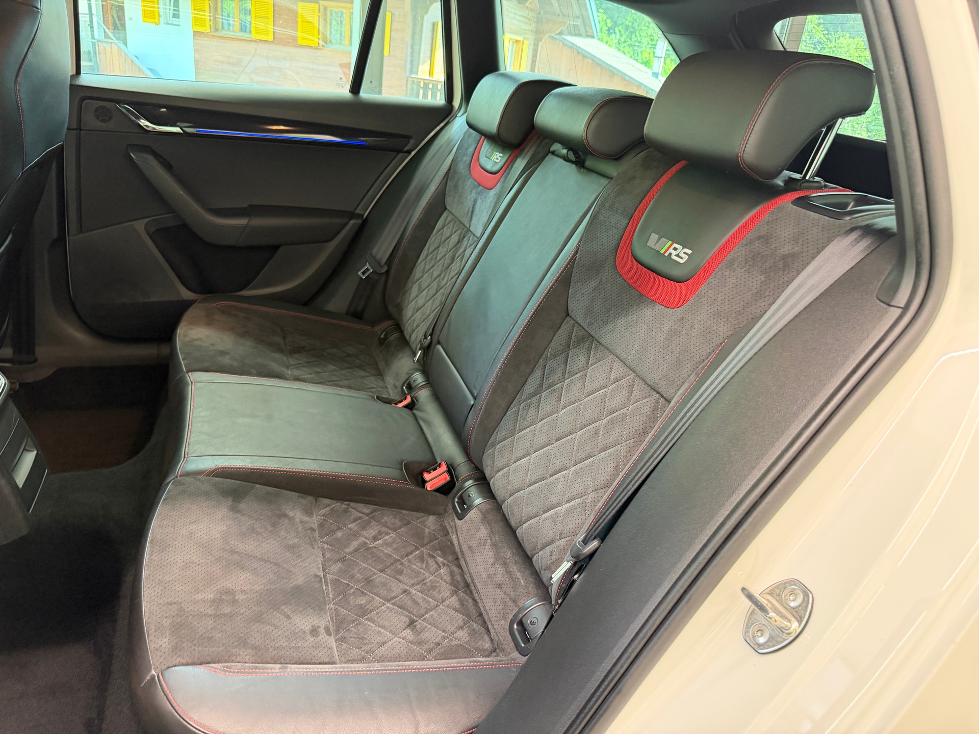 SKODA Octavia Combi 2.0 TDI RS 4x4 DSG-image-13