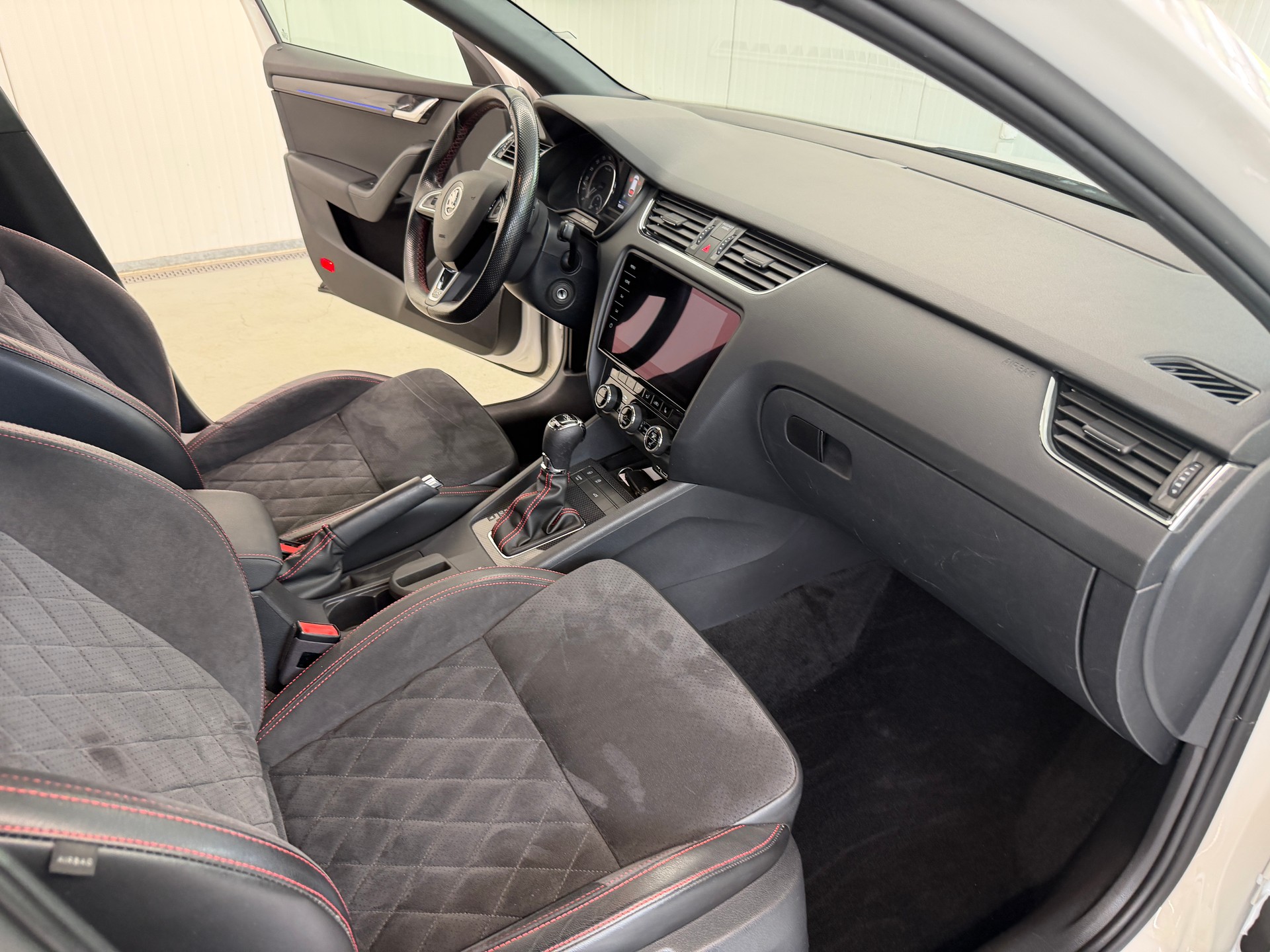 SKODA Octavia Combi 2.0 TDI RS 4x4 DSG-image-17