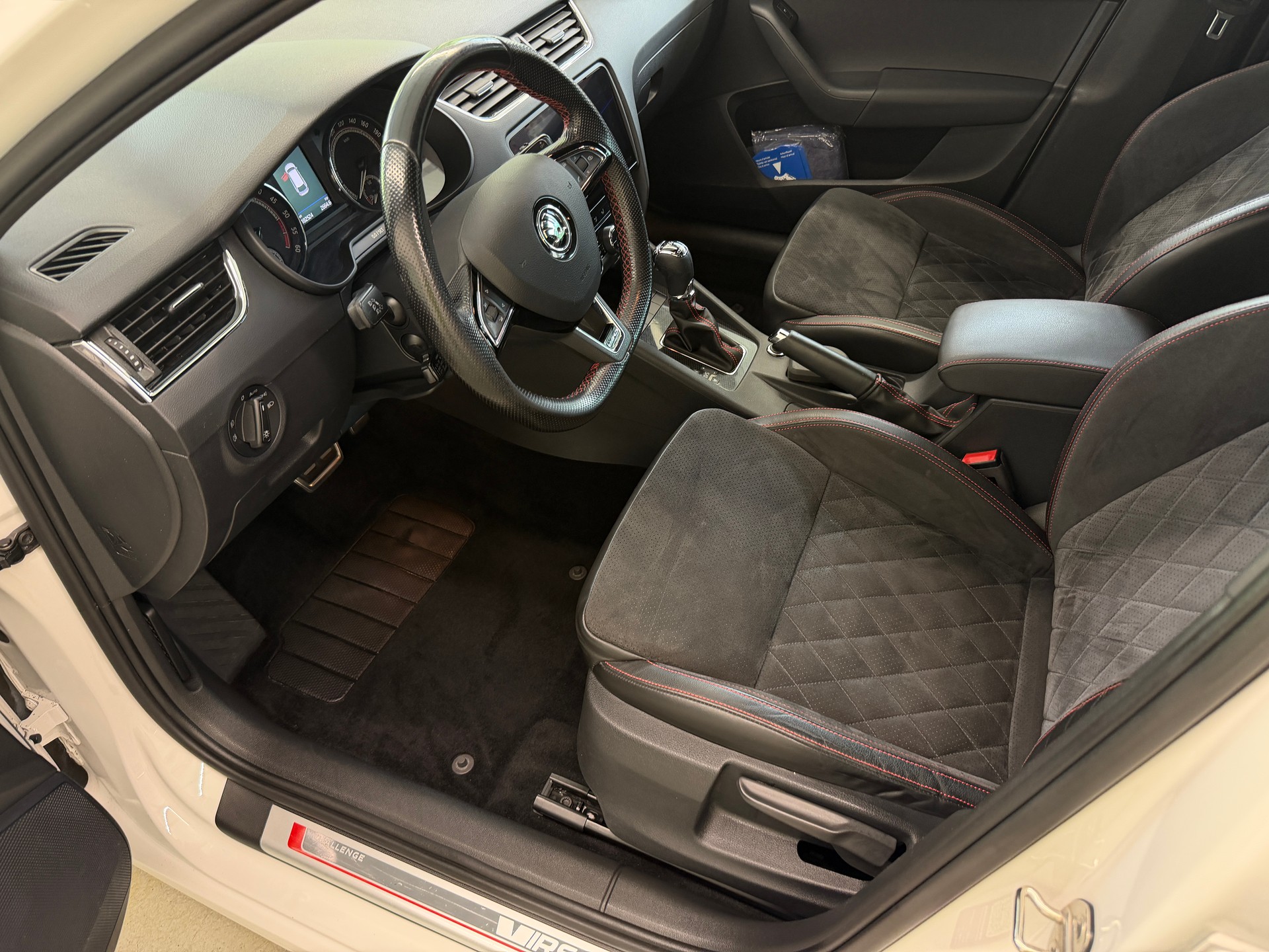 SKODA Octavia Combi 2.0 TDI RS 4x4 DSG-image-10