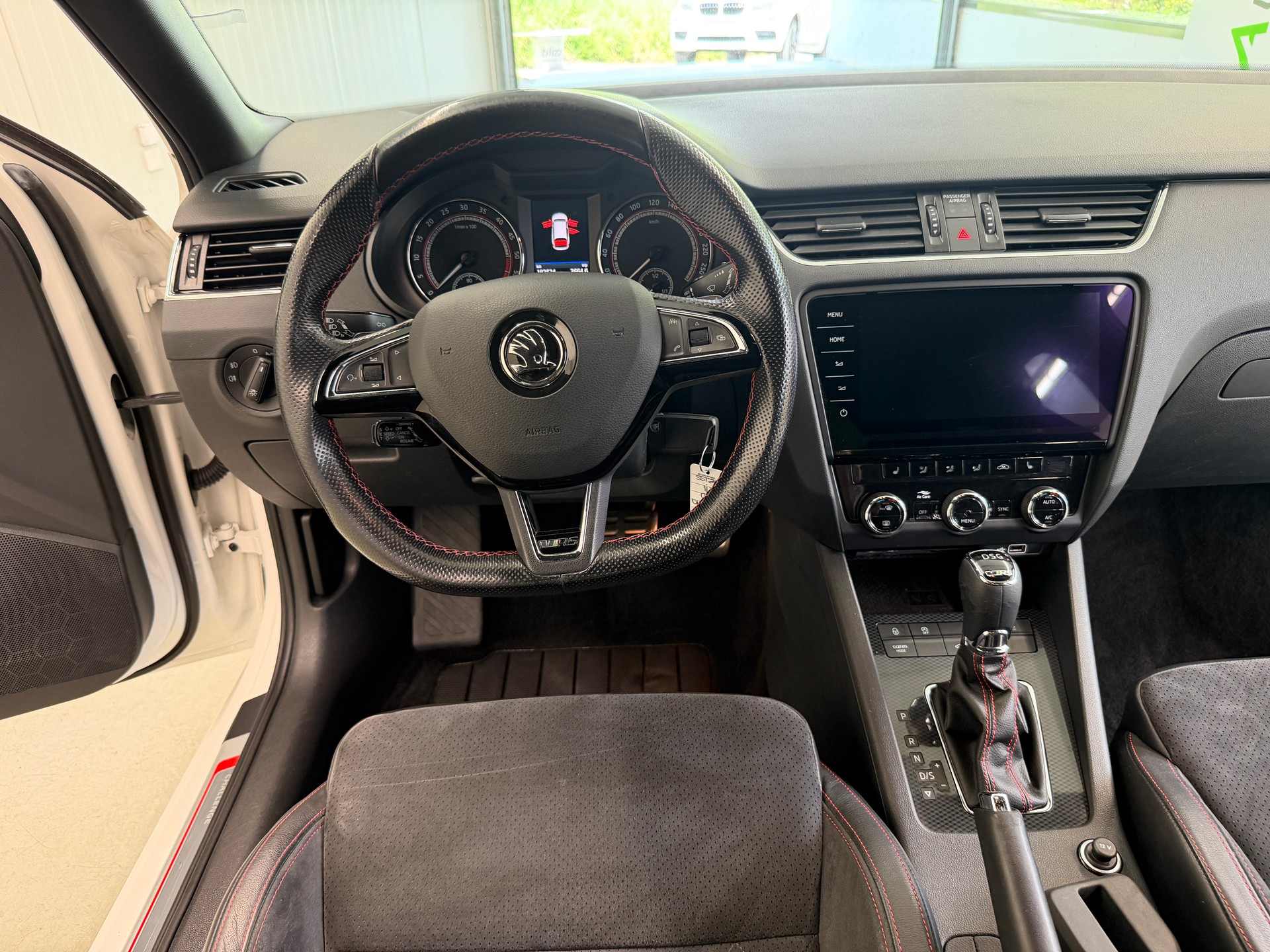 SKODA Octavia Combi 2.0 TDI RS 4x4 DSG-image-19