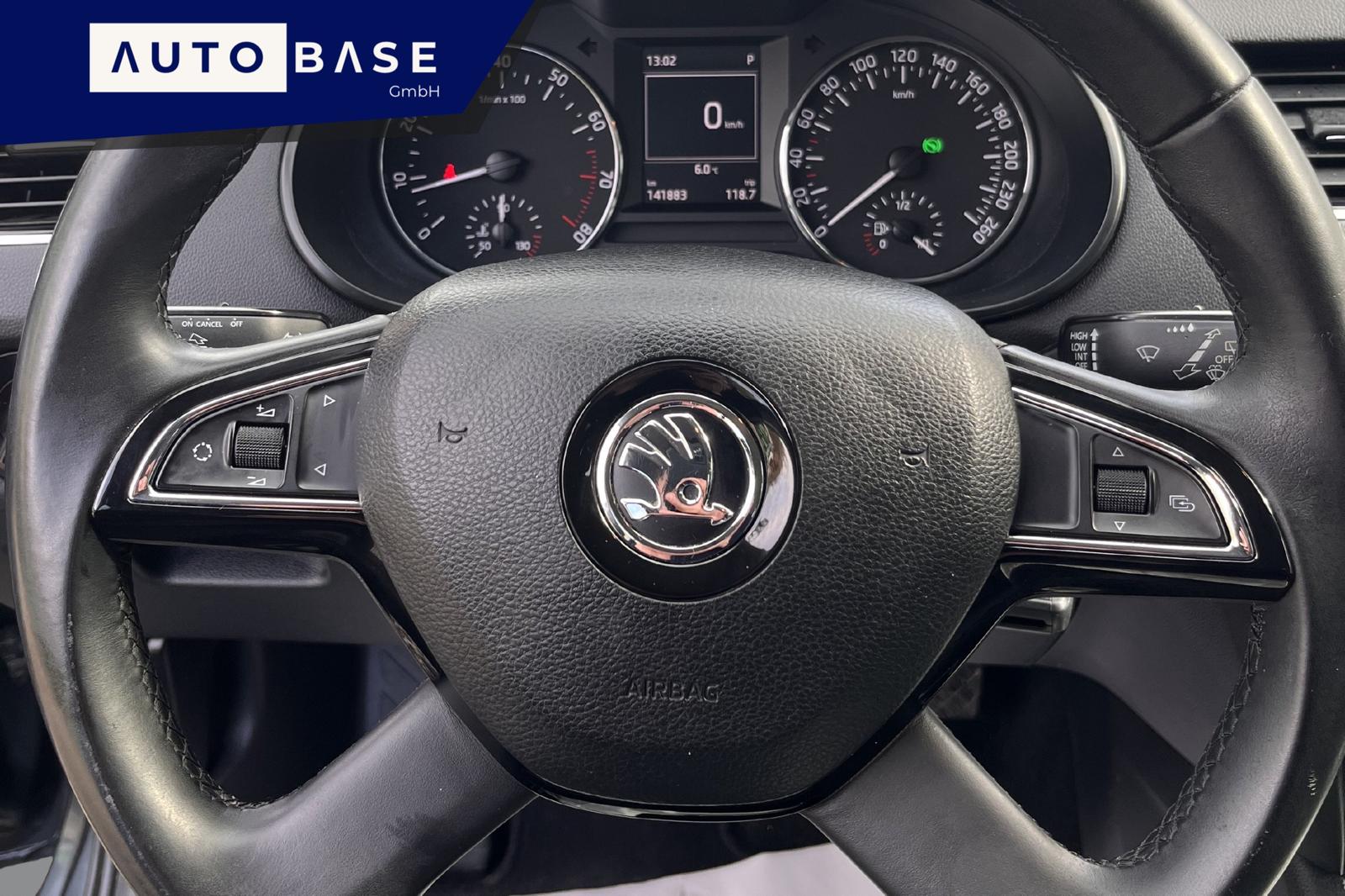 SKODA Octavia Combi 1.4 TSI Ambition DSG-image-11