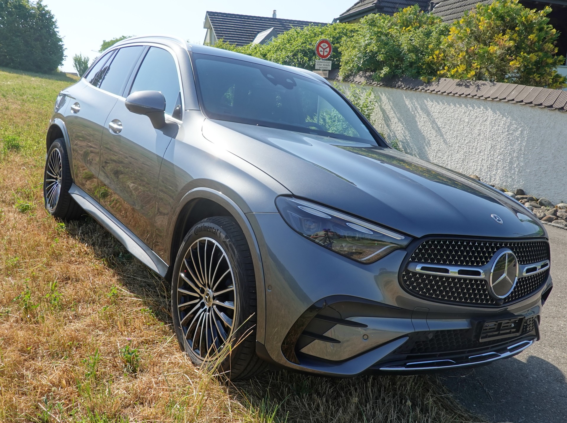 MERCEDES-BENZ GLC 300 e AMG Line 4matic 9G-Tronic-image-2