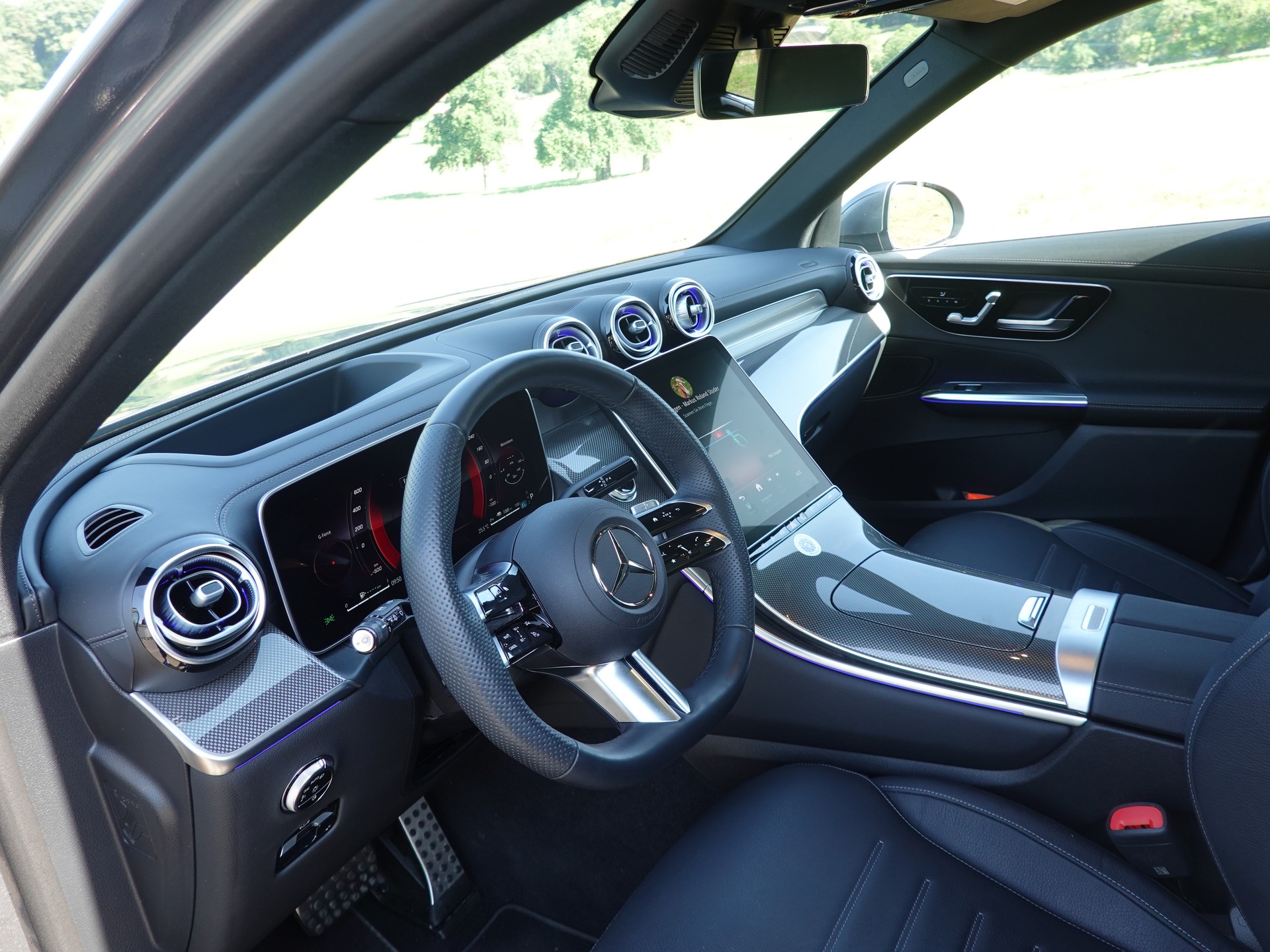MERCEDES-BENZ GLC 300 e AMG Line 4matic-image-4