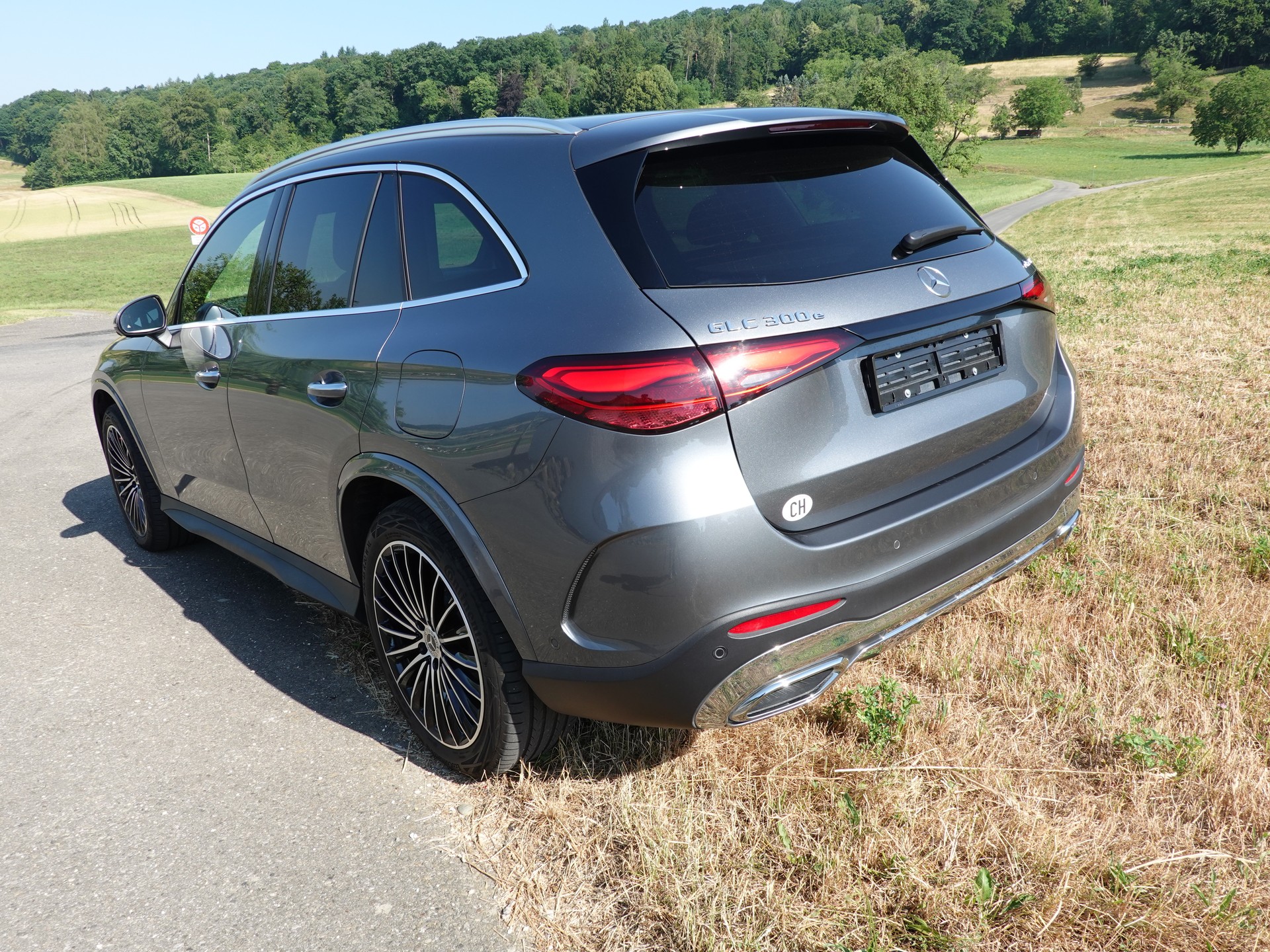 MERCEDES-BENZ GLC 300 e AMG Line 4matic-image-1