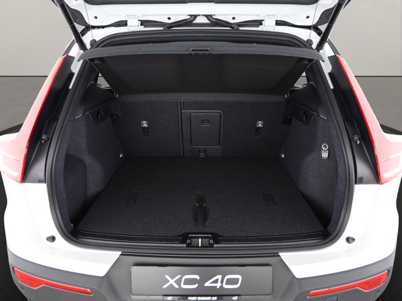 VOLVO XC40 2.0 B4 MH Black Edition-image-6
