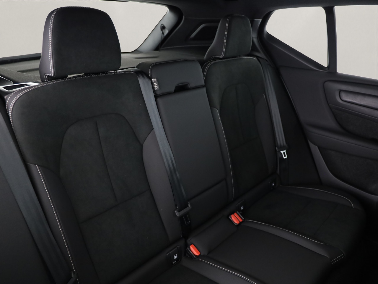 VOLVO XC40 2.0 B4 MH Black Edition-image-4