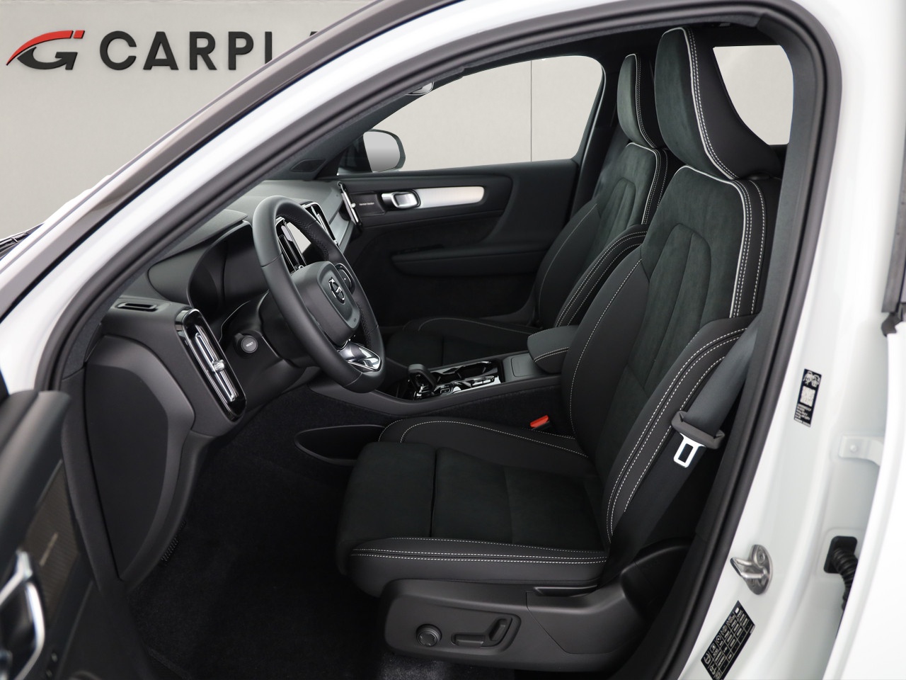 VOLVO XC40 2.0 B4 MH Black Edition-image-3