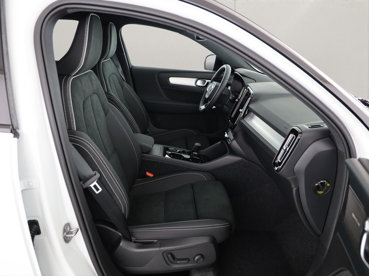 VOLVO XC40 2.0 B4 MH Black Edition-image-7