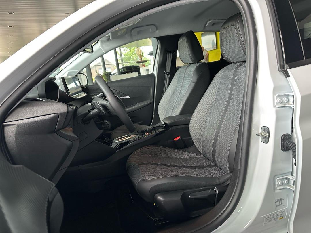PEUGEOT 208 1.2 MHEV 110 Allure-image-7