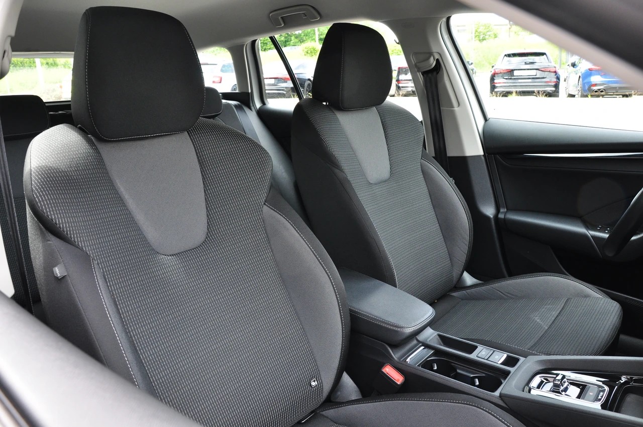 SKODA Octavia Combi 2.0 TDI DSG Ambition 4x4-image-17