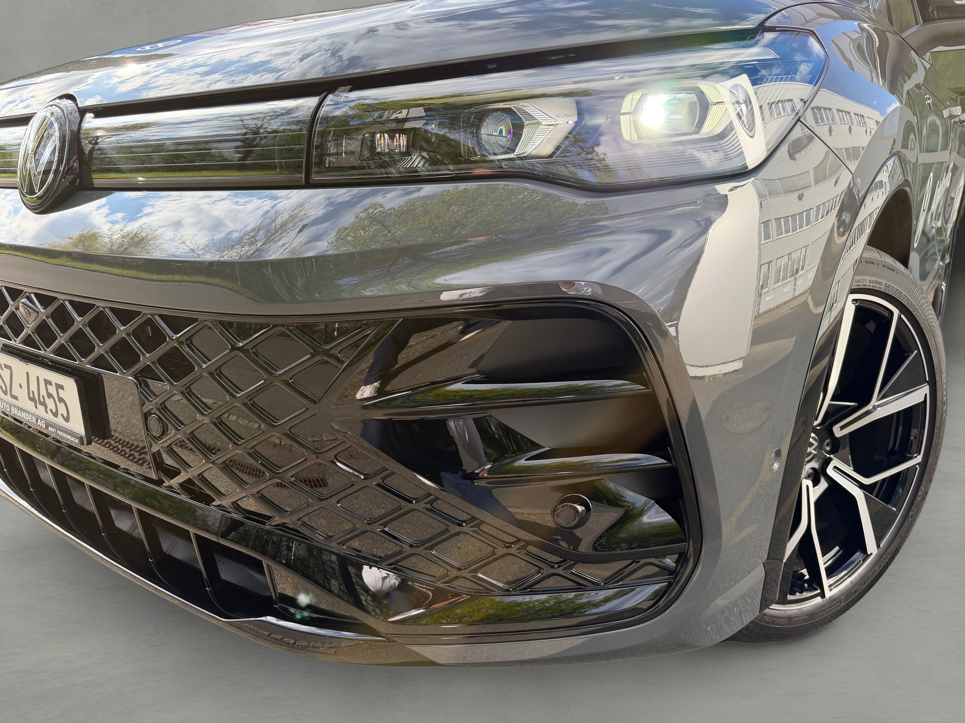 VW Tiguan 2.0 TSI DSG R-Line 4Motion-image-2