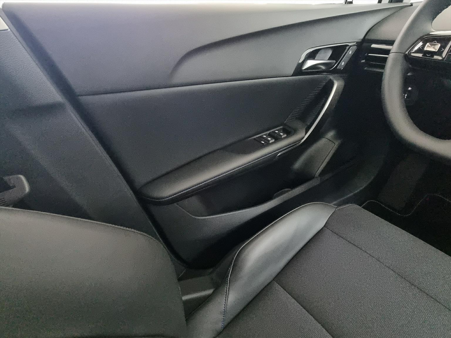 MG MG4 Luxury 64kWh-image-11