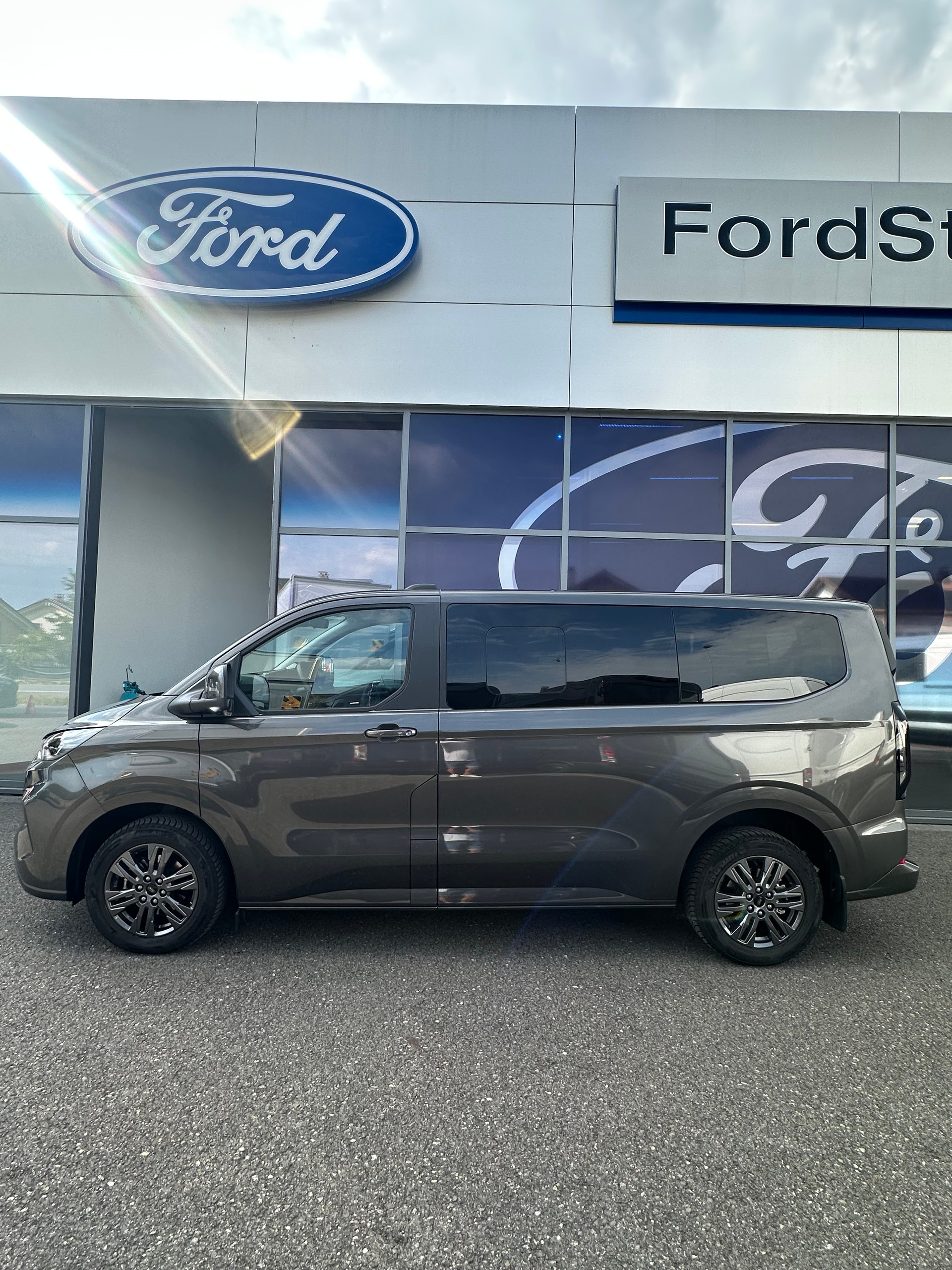 FORD Tourneo Custom 320 L1 2.0 EcoBlue 170 Titanium-image-2