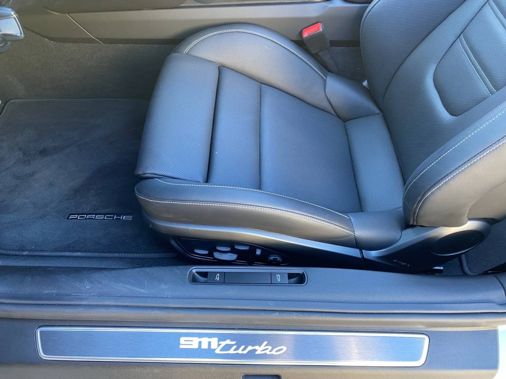 PORSCHE 911 Turbo Cabriolet-image-17