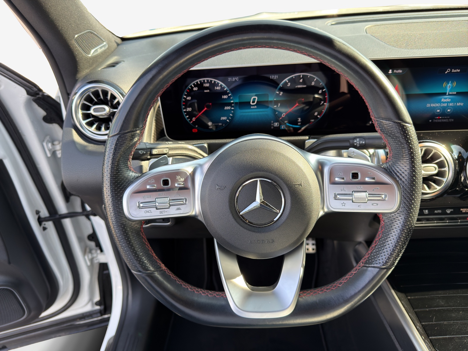 MERCEDES-BENZ GLB 250 4Matic AMG Line 8G-Tronic-image-9