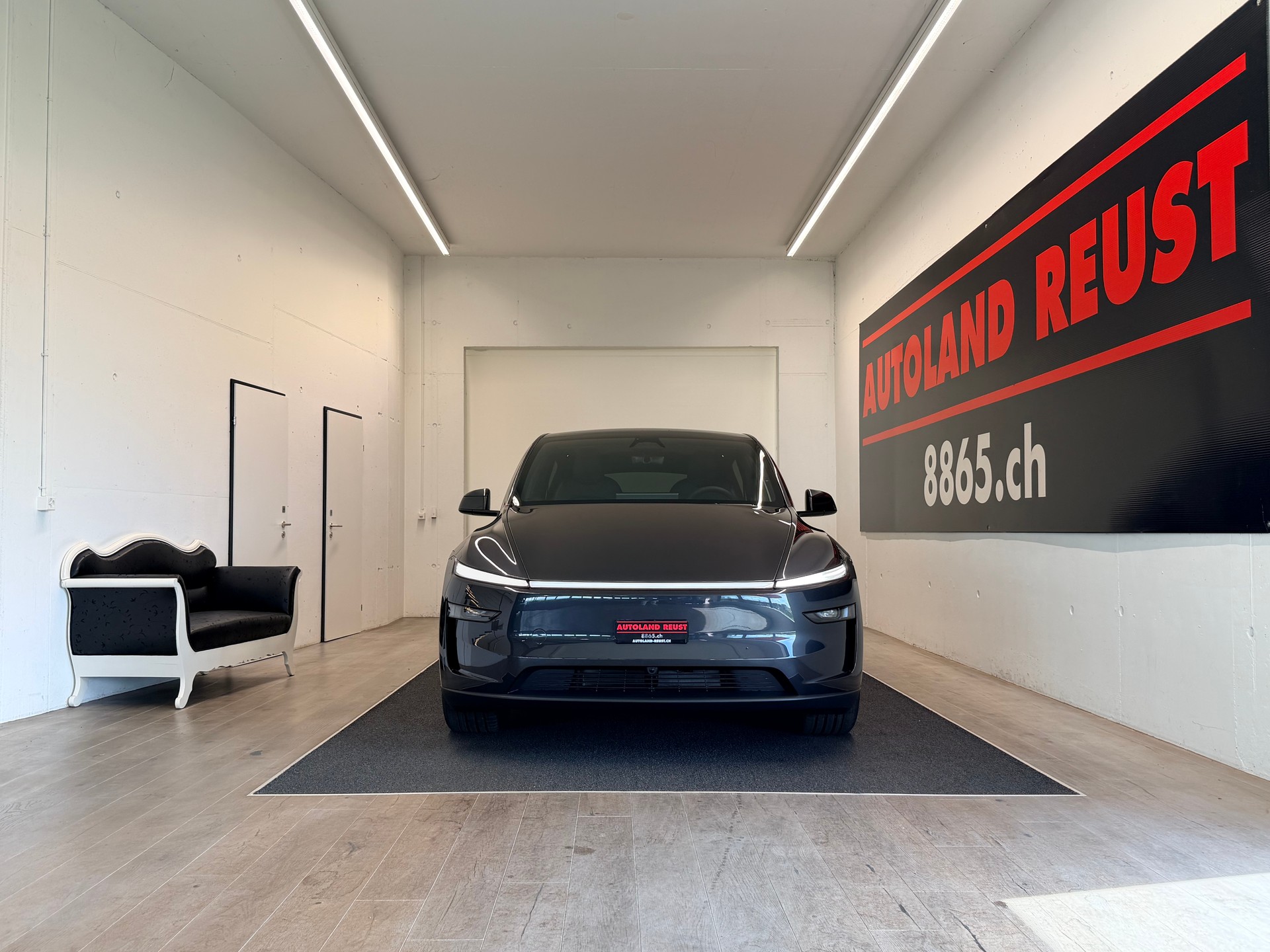 TESLA Model Y Long Range Premium AWD-showroom-element-1