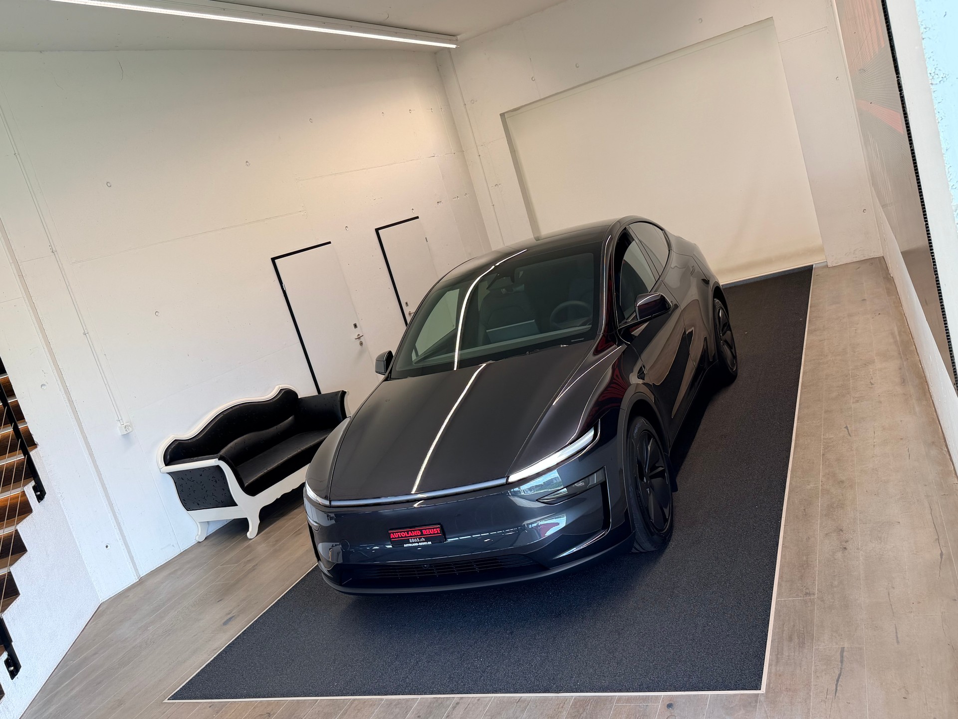 TESLA Model Y Long Range Premium AWD-showroom-element-3