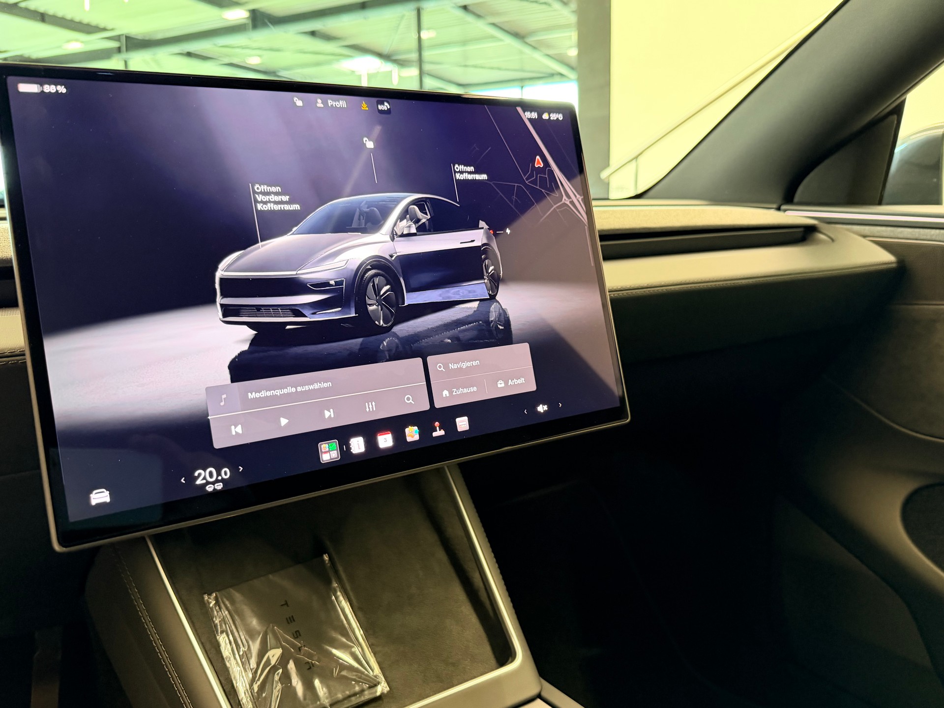 TESLA Model Y Long Range Premium AWD-image-24