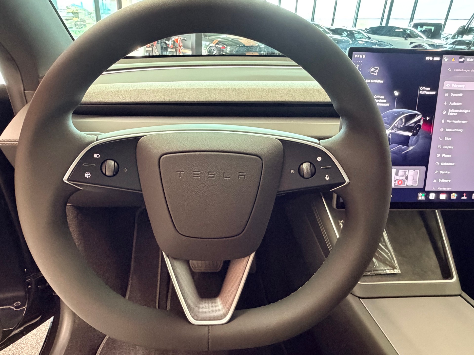 TESLA Model Y Long Range Premium AWD-image-26
