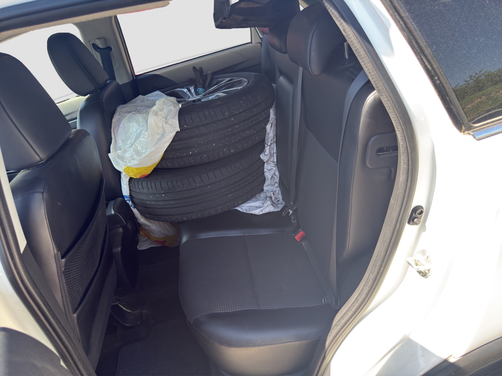 PEUGEOT 4008 1.6 HDi Allure 4WD-image-12