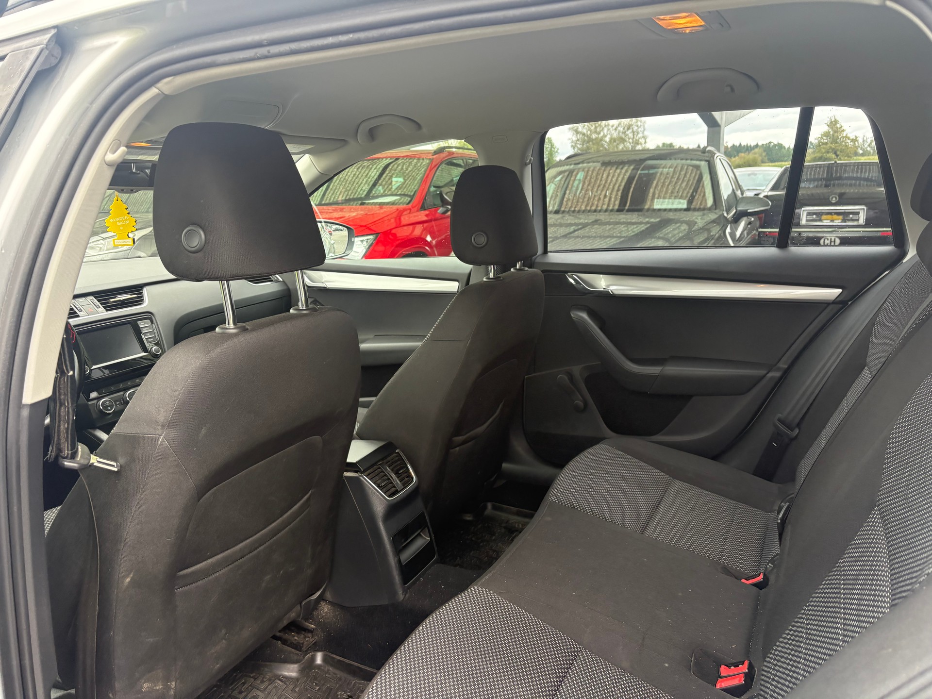 SKODA Octavia Combi 2.0 TDI Ambition DSG-image-8