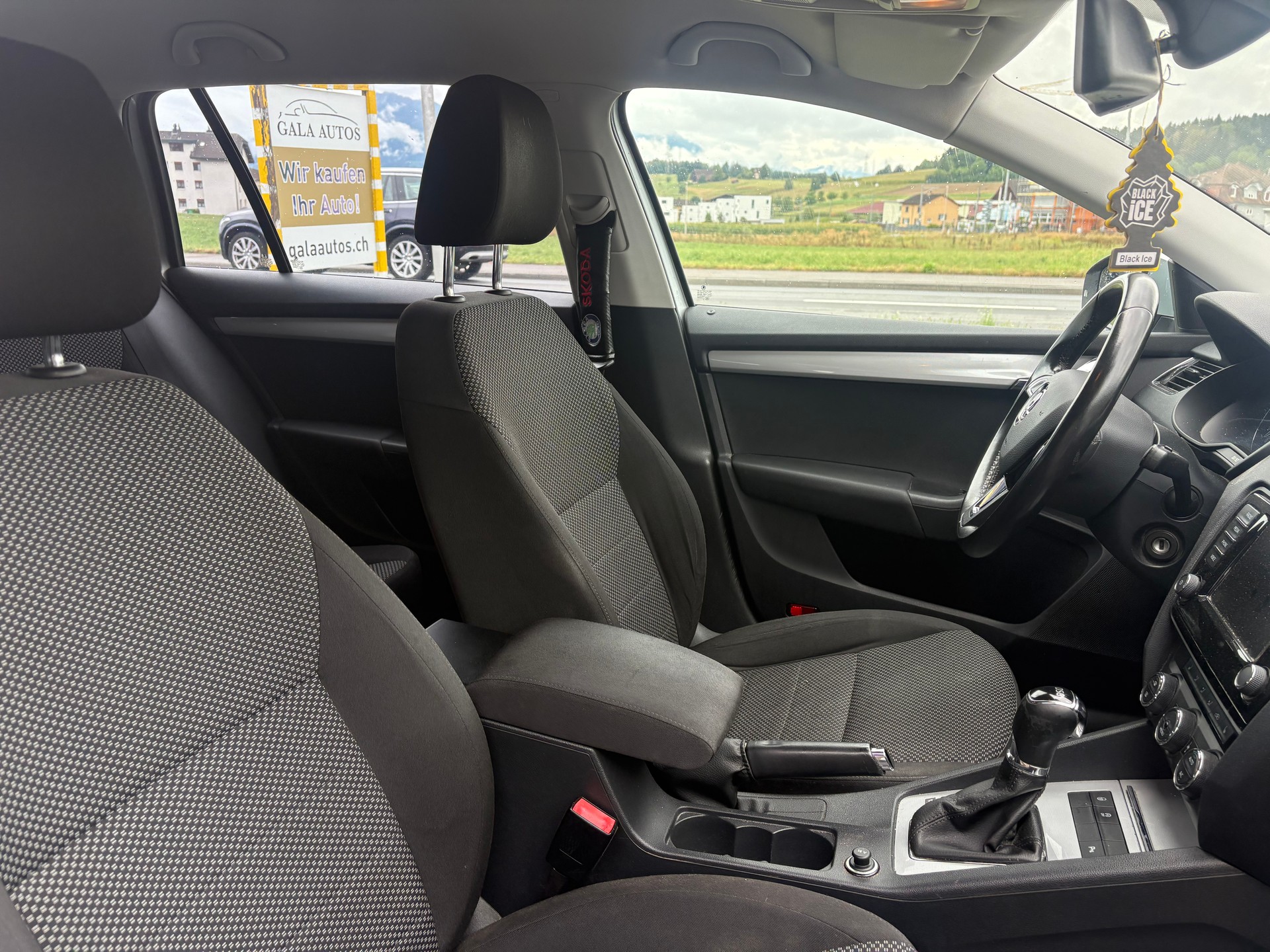 SKODA Octavia Combi 2.0 TDI Ambition DSG-image-12