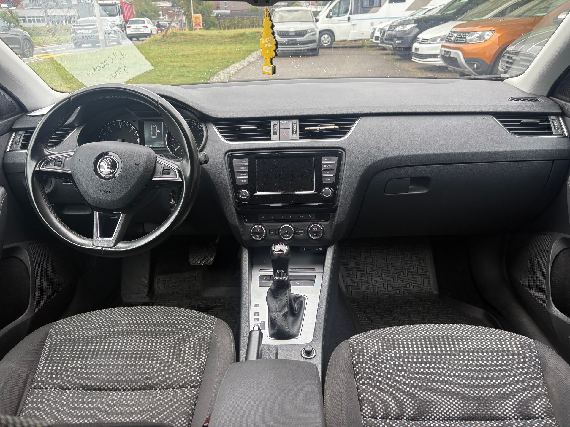 SKODA Octavia Combi 2.0 TDI Ambition DSG-image-10