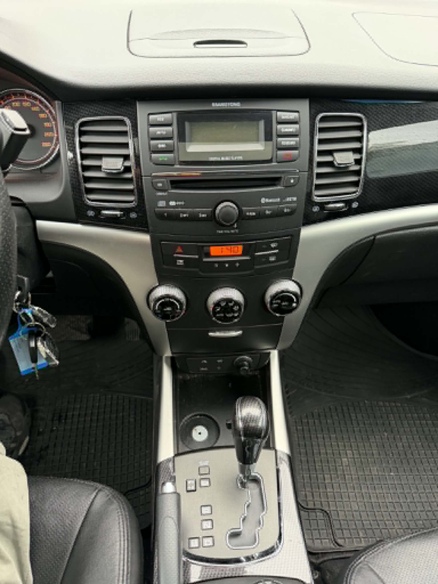 KGM-SsangYong Korando 2.0 e-XDI Family Edition 4WD Automatic-image-11
