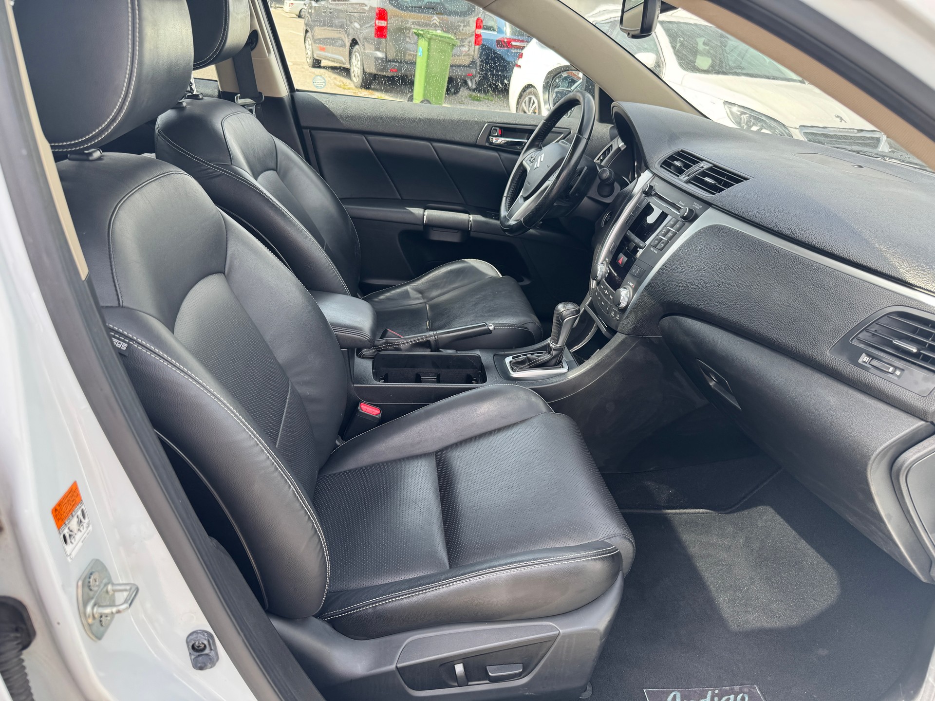 SUZUKI Kizashi 2.4 GL Top 4WD CVT-image-10
