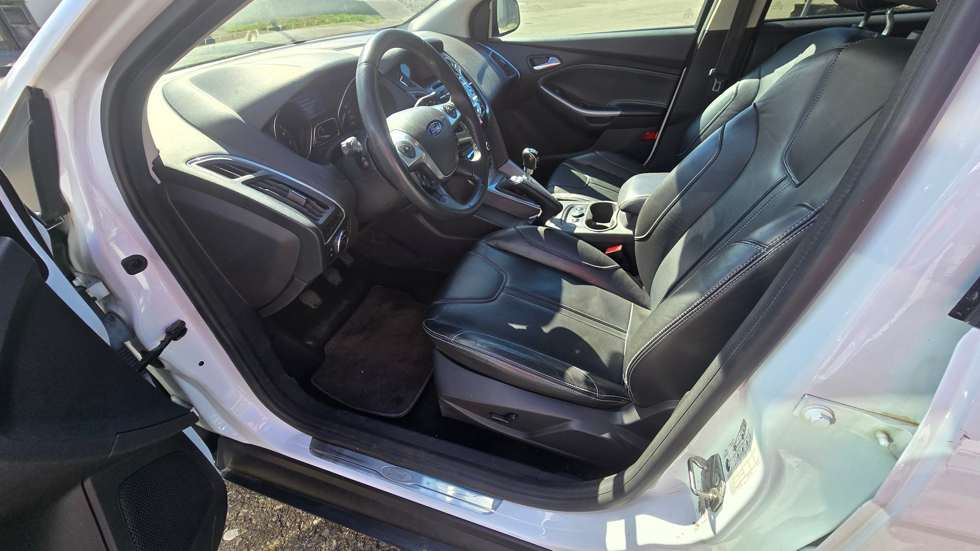 FORD Focus 1.0 SCTi Titanium-image-3