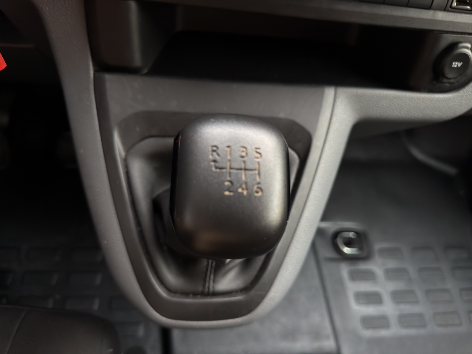 PEUGEOT Expert 2.0 BlueHDi 140 S&S Premium Standard-image-24