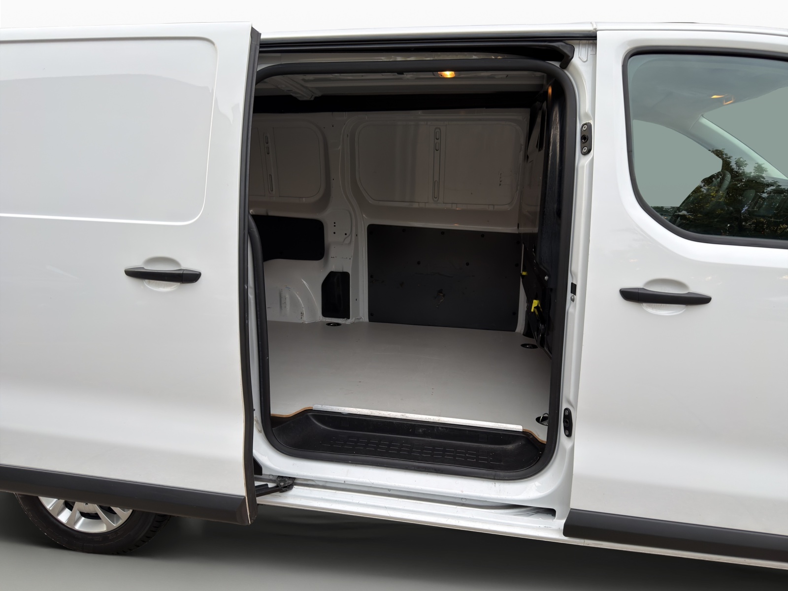 PEUGEOT Expert 2.0 BlueHDi 140 S&S Premium Standard-image-17