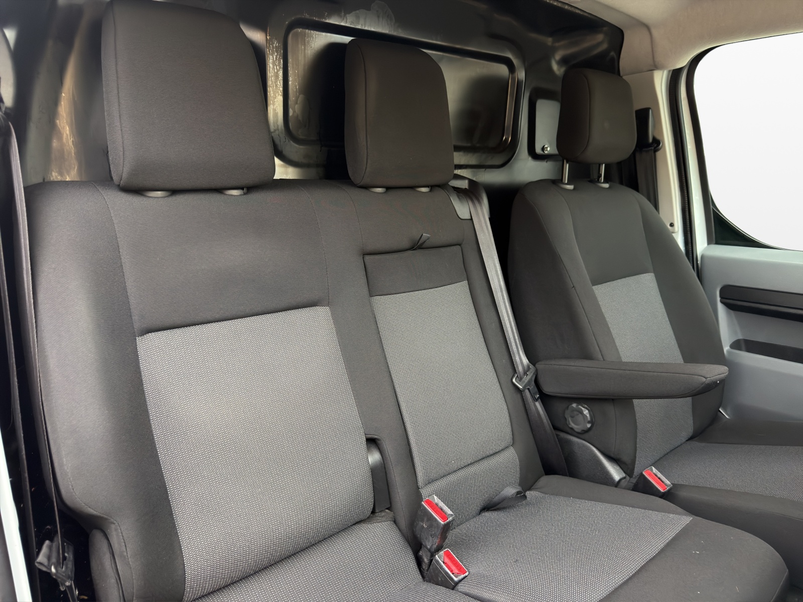 PEUGEOT Expert 2.0 BlueHDi 140 S&S Premium Standard-image-15