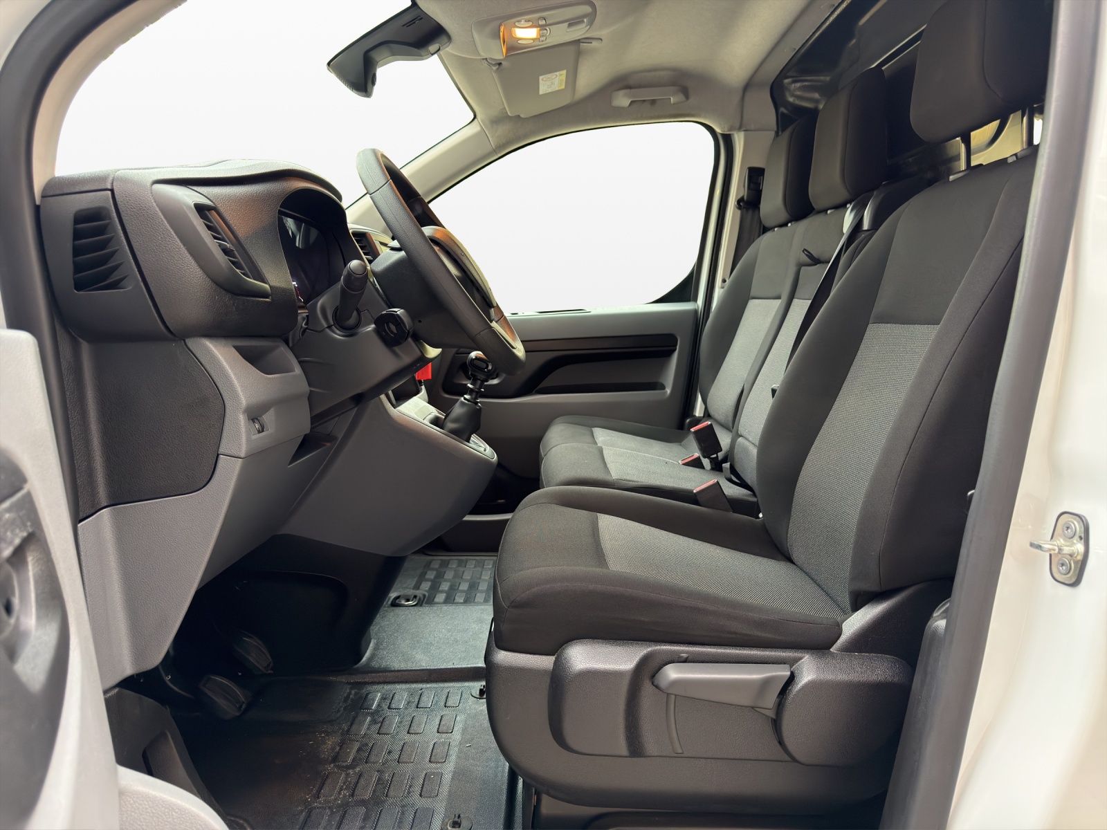PEUGEOT Expert 2.0 BlueHDi 140 S&S Premium Standard-image-8